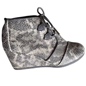 TOMS Women's Wedge Booties Ankle Boots Lace Up Snakeskin Size‎ 8 Neutral Artsy